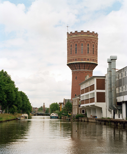 123479 Gezicht op de watertoren aan de Vaartsche Rijn te Utrecht met op de voorgrond de Utrechtsche Machinale Stoel- en ...